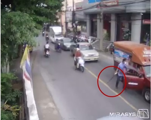 แท็กซี่ใจร้อน ถือไม้ตีกระหน่ำตีลุงคนขับรถสองแถวหลัง โมโหจอดตัดหน้า