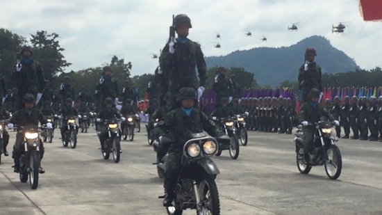 สวนสนามยิ่งใหญ่ เทิดพระเกียรติสูงสุด 