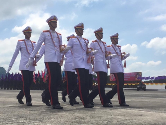 สวนสนามยิ่งใหญ่ เทิดพระเกียรติสูงสุด 