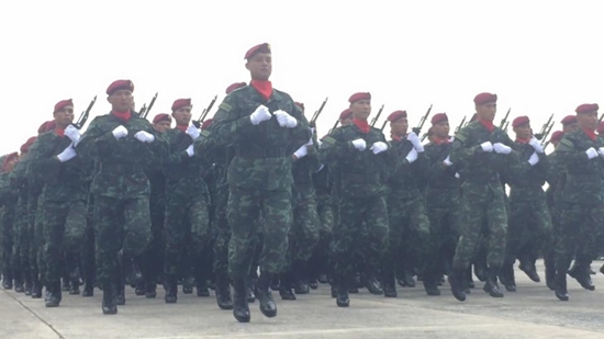 สวนสนามยิ่งใหญ่ เทิดพระเกียรติสูงสุด 