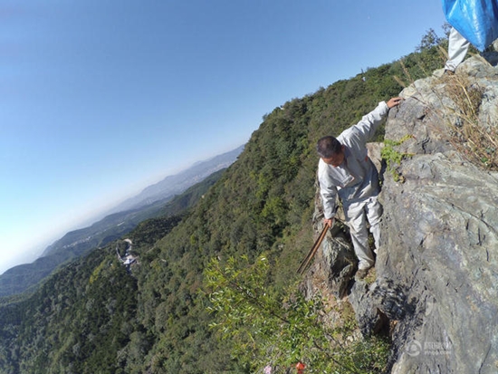 ซูฮก ! เมื่อนักท่องเที่ยวมักง่าย พนักงานเก็บขยะเลยต้องทำงานท้าตายแบบนี้