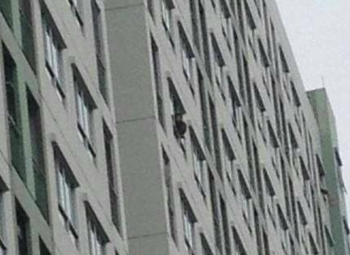 คลิประทึก ! สาวนั่งขอบหน้าต่างชั้น 16 ก่อนดิ่งตึก-หล่นลงกลางเบาะลม