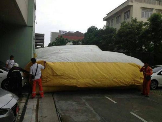 คลิประทึก ! สาวนั่งขอบหน้าต่างชั้น 16 ก่อนดิ่งตึก-หล่นลงกลางเบาะลม