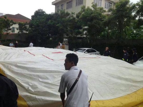 คลิประทึก ! สาวนั่งขอบหน้าต่างชั้น 16 ก่อนดิ่งตึก-หล่นลงกลางเบาะลม