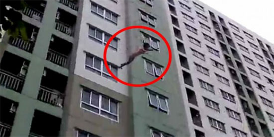 คลิประทึก ! สาวนั่งขอบหน้าต่างชั้น 16 ก่อนดิ่งตึก-หล่นลงกลางเบาะลม