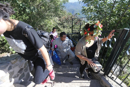 ซูฮก ! เมื่อนักท่องเที่ยวมักง่าย พนักงานเก็บขยะเลยต้องทำงานท้าตายแบบนี้