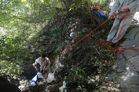 ซูฮก ! เมื่อนักท่องเที่ยวมักง่าย พนักงานเก็บขยะเลยต้องทำงานท้าตายแบบนี้