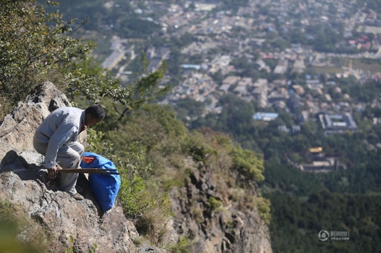 ซูฮก ! เมื่อนักท่องเที่ยวมักง่าย พนักงานเก็บขยะเลยต้องทำงานท้าตายแบบนี้