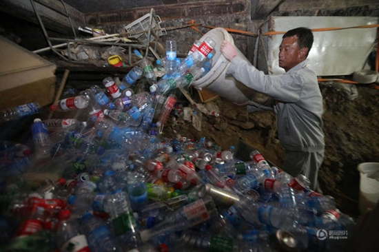 ซูฮก ! เมื่อนักท่องเที่ยวมักง่าย พนักงานเก็บขยะเลยต้องทำงานท้าตายแบบนี้