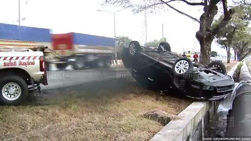 เภสัชสาวตกใจเสียงแตรรถ ขับเก๋งเสียหลักชนท่อประปาแตก น้ำพุ่งกระจาย