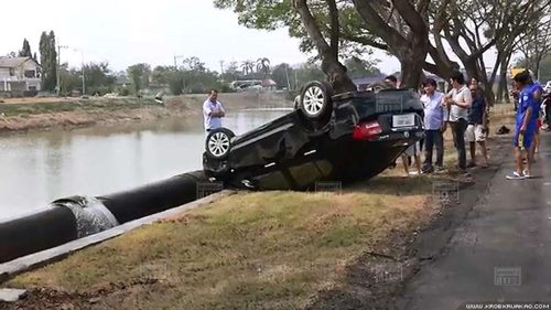 เภสัชสาวตกใจเสียงแตรรถ ขับเก๋งเสียหลักชนท่อประปาแตก น้ำพุ่งกระจาย