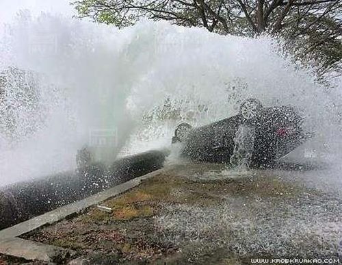 เภสัชสาวตกใจเสียงแตรรถ ขับเก๋งเสียหลักชนท่อประปาแตก น้ำพุ่งกระจาย