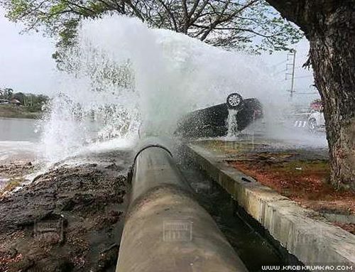 เภสัชสาวตกใจเสียงแตรรถ ขับเก๋งเสียหลักชนท่อประปาแตก น้ำพุ่งกระจาย