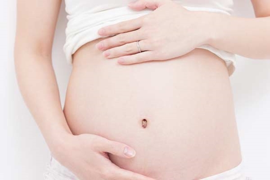 แม่วัย 40 ก่อคดีสุดเอือม มีเซ็กส์กับลูกชายวัย 12 ของเพื่อน จนท้อง