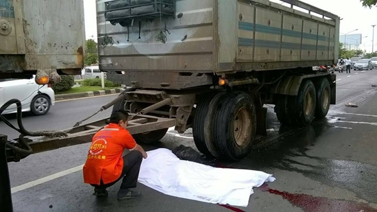 แม่ขี่มอเตอร์ไซค์ส่งลูกสาวไปโรงเรียน แต่ไปไม่ถึง โดน 18 ล้อเฉี่ยวดับ