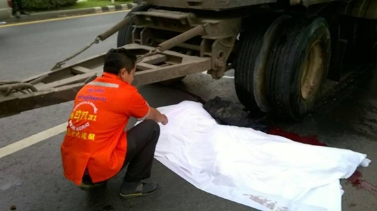 แม่ขี่มอเตอร์ไซค์ส่งลูกสาวไปโรงเรียน แต่ไปไม่ถึง โดน 18 ล้อเฉี่ยวดับ