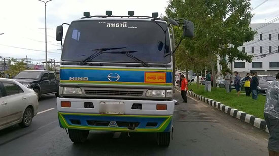 แม่ขี่มอเตอร์ไซค์ส่งลูกสาวไปโรงเรียน แต่ไปไม่ถึง โดน 18 ล้อเฉี่ยวดับ