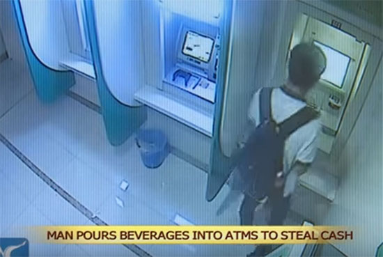 โจรหนุ่มเลียนแบบหนัง เทน้ำใส่ตู้ ATM หวังโกยเงิน ไม่สำเร็จแถมโดนจับ