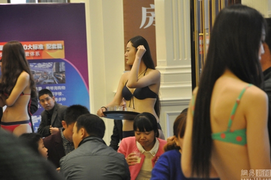 ห้างจีนงัดไม้เด็ด จ้างสาวนุ่งบิกินี่นับสิบมาเดินเสิร์ฟในงานเปิดตัวห้าง