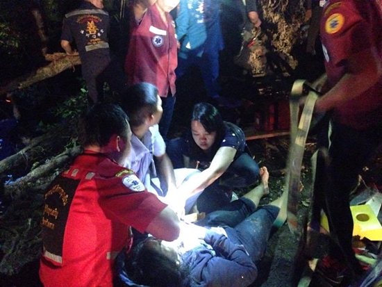 ชนสนั่นดอยรวก ! เทรลเลอร์ชนกระบะตกเหว ดับ 5 สาหัสอีก 2