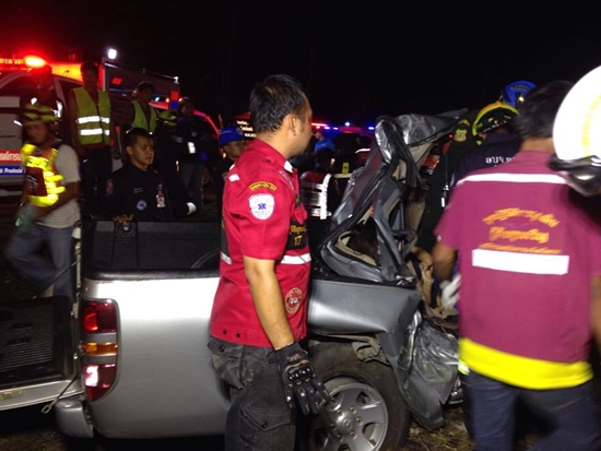 ชนสนั่นดอยรวก ! เทรลเลอร์ชนกระบะตกเหว ดับ 5 สาหัสอีก 2