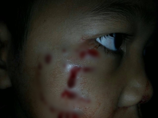 รอดหวุดหวิด แม่ช่วยลูกชายขณะงูเหลือมกำลังเขมือบอยู่บนเตียงกลางดึก