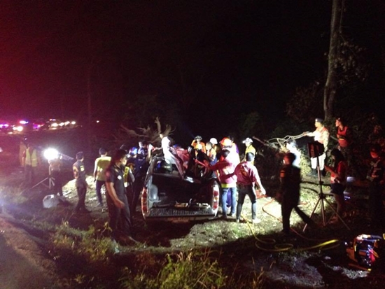 ชนสนั่นดอยรวก ! เทรลเลอร์ชนกระบะตกเหว ดับ 5 สาหัสอีก 2