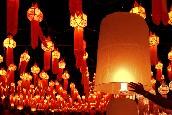 สั่งห้ามจุดพลุ-ปล่อยโคมลอย วันออกพรรษา หวั่นกระทบการบิน