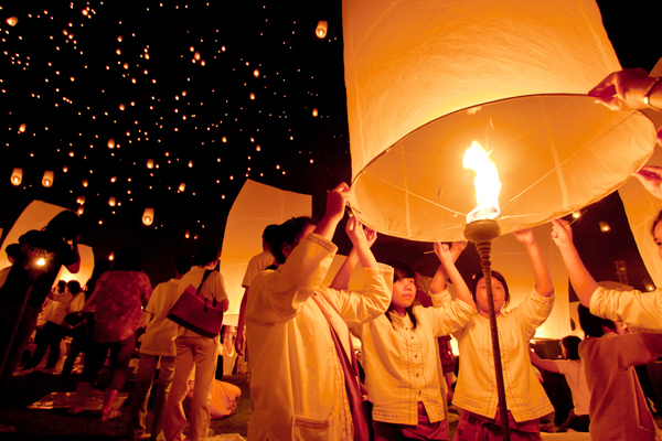 สั่งห้ามจุดพลุ-ปล่อยโคมลอย วันออกพรรษา หวั่นกระทบการบิน