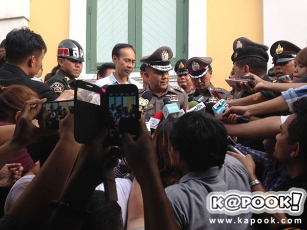 ทัพสื่อแน่นศาลทหาร รอฝากขังผู้ต้องหาแอบอ้างเบื้องสูงผลัดแรก ทัพสื่อแน่นศาลทหาร รอฝากขังผู้ต้องหาแอบอ้างเบื้องสูงผลัดแรก