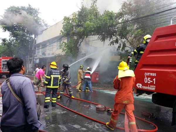 ไฟไหม้ตึกแถวตรงข้ามศาลเจ้าพ่อเสือ ลาม 6 คูหา-คุมเพลิงได้แล้ว