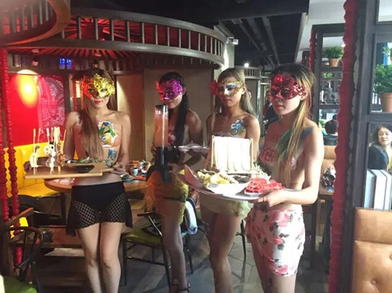 แซ่บตั้งแต่ยังไม่กิน ภัตตาคารจีนจ้างสาวเปลือยเต้าเสิร์ฟอาหาร 