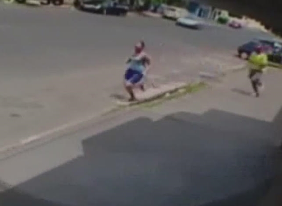 คลิปช็อก ตำรวจโหดวิ่งไล่-รัวกระสุน 11 นัด ยิงเมียตายกลางถนนกลางวันแสก ๆ