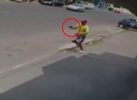 คลิปช็อก ตำรวจโหดวิ่งไล่-รัวกระสุน 11 นัด ยิงเมียตายกลางถนนกลางวันแสก ๆ