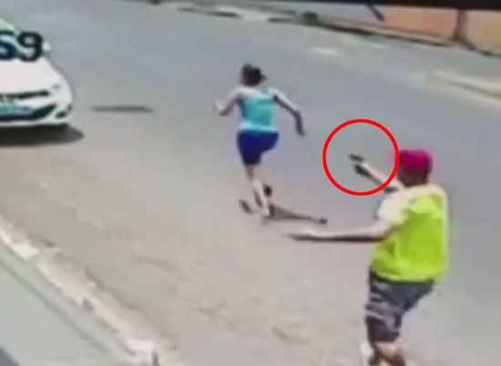 คลิปช็อก ตำรวจโหดวิ่งไล่-รัวกระสุน 11 นัด ยิงเมียตายกลางถนนกลางวันแสก ๆ