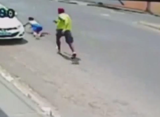 คลิปช็อก ตำรวจโหดวิ่งไล่-รัวกระสุน 11 นัด ยิงเมียตายกลางถนนกลางวันแสก ๆ