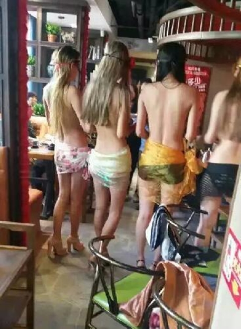 แซ่บตั้งแต่ยังไม่กิน ภัตตาคารจีนจ้างสาวเปลือยเต้าเสิร์ฟอาหาร