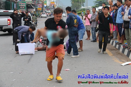 เหตุระทึก ! ยายขี่รถจักรยานยนต์ซ้อนหลาน ฝ่าไฟแดง ถูกเก๋งพุ่งชนดับ สาหัส 3