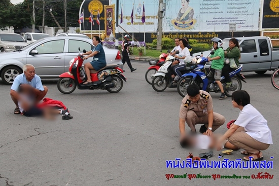 เหตุระทึก ! ยายขี่รถจักรยานยนต์ซ้อนหลาน ฝ่าไฟแดง ถูกเก๋งพุ่งชนดับ สาหัส 3