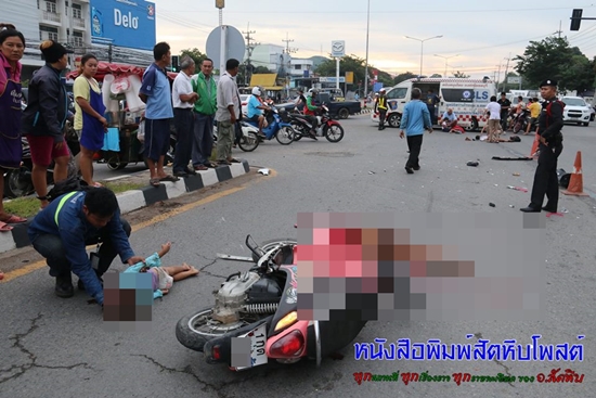 เหตุระทึก ! ยายขี่รถจักรยานยนต์ซ้อนหลาน ฝ่าไฟแดง ถูกเก๋งพุ่งชนดับ สาหัส 3