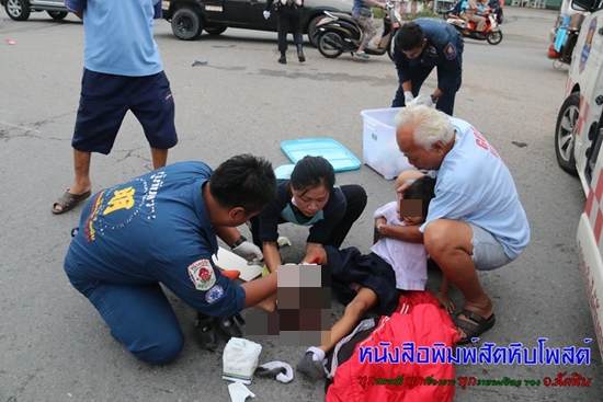 เหตุระทึก ! ยายขี่รถจักรยานยนต์ซ้อนหลาน ฝ่าไฟแดง ถูกเก๋งพุ่งชนดับ สาหัส 3