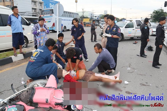 เหตุระทึก ! ยายขี่รถจักรยานยนต์ซ้อนหลาน ฝ่าไฟแดง ถูกเก๋งพุ่งชนดับ สาหัส 3