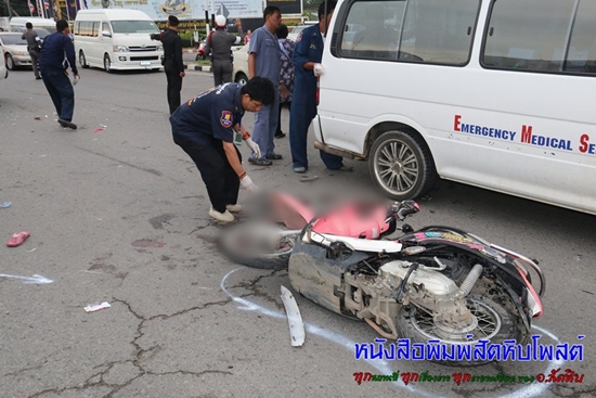 เหตุระทึก ! ยายขี่รถจักรยานยนต์ซ้อนหลาน ฝ่าไฟแดง ถูกเก๋งพุ่งชนดับ สาหัส 3