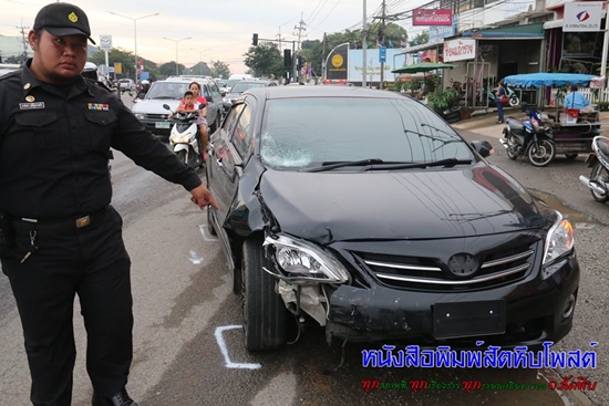 เหตุระทึก ! ยายขี่รถจักรยานยนต์ซ้อนหลาน ฝ่าไฟแดง ถูกเก๋งพุ่งชนดับ สาหัส 3