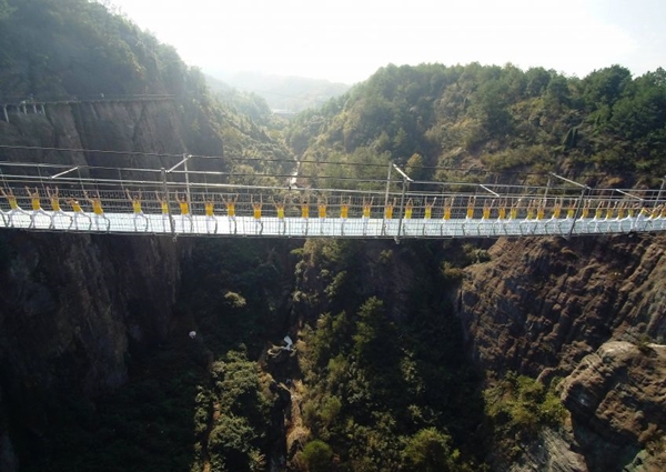 สวยแบบเสียว ๆ 100 อาหมวยเล่นโยคะบนสะพานท้องกระจก ใจไม่นิ่งทำไม่ได้นะ !