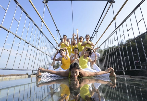 สวยแบบเสียว ๆ 100 อาหมวยเล่นโยคะบนสะพานท้องกระจก ใจไม่นิ่งทำไม่ได้นะ !