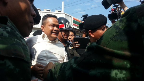  ด่วน ! ทหารบุกรวบ ณัฐวุฒิ-จตุพร กลางตลาดมหาชัย 