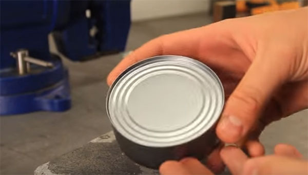 เจ๋งอ่ะ ! ชมวิธีเปิดกระป๋องโดยไม่ใช้ที่เปิด ขอแค่มันสมองและสองมือ