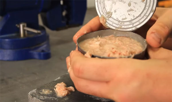 เจ๋งอ่ะ ! ชมวิธีเปิดกระป๋องโดยไม่ใช้ที่เปิด ขอแค่มันสมองและสองมือ