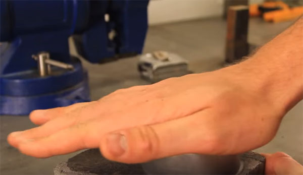 เจ๋งอ่ะ ! ชมวิธีเปิดกระป๋องโดยไม่ใช้ที่เปิด ขอแค่มันสมองและสองมือ